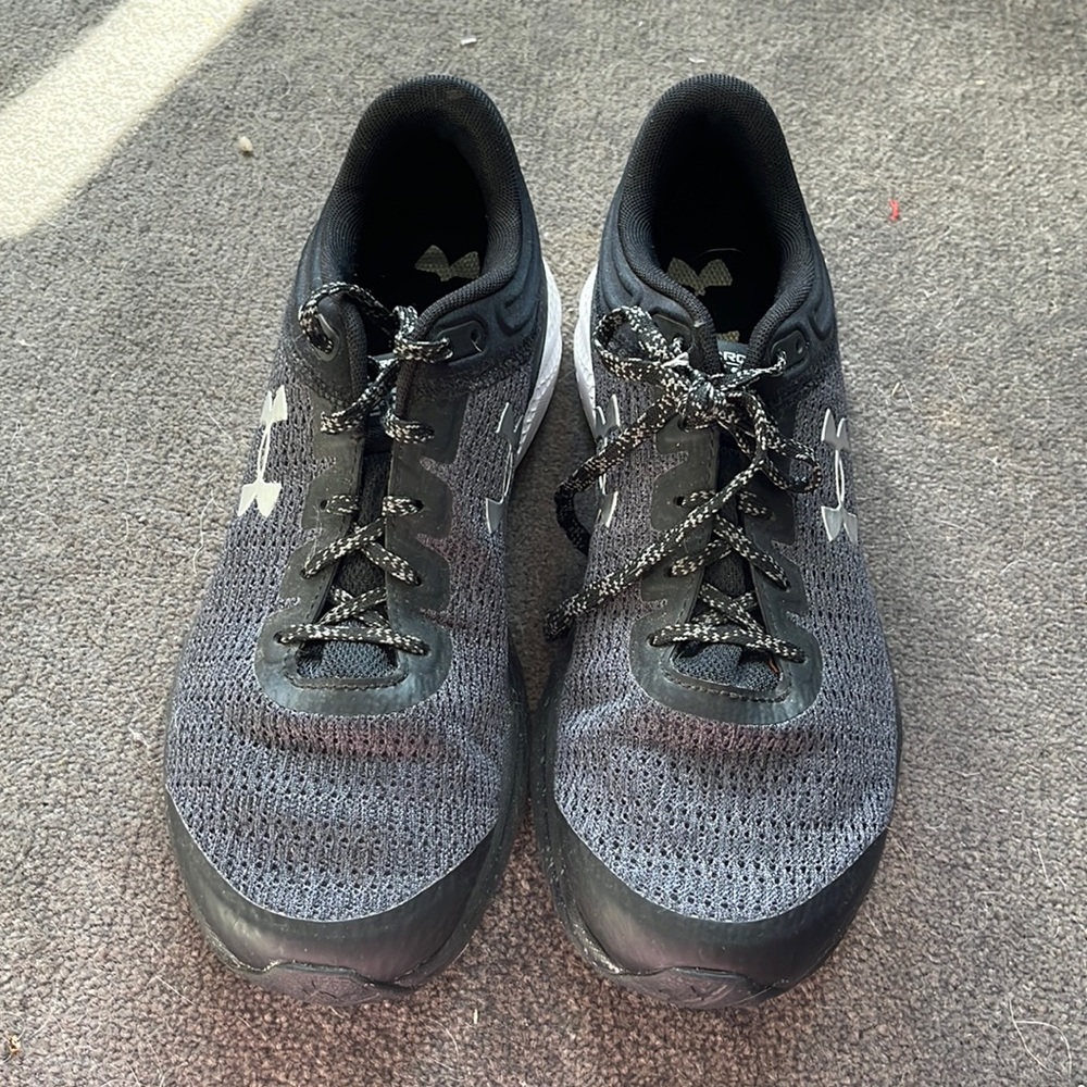 black/grey under armour tennis shoes